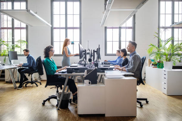How to Thrive in the Great Resignation: Tips for Businesses and Employees in 2024 2 Busy office scene